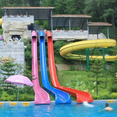 Toboggans de course à grande vitesse en fibre de verre commerciaux pour parcs aquatiques, piscines, équipements de loisirs personnalisés