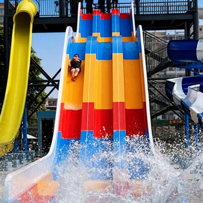 Piscine commerciale en fibre de verre toboggan aquatique arc-en-ciel à grande vitesse utilisée pour le parc d'attractions