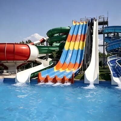 Un bon prix. Glissière aquatique de course à plusieurs voies en fibre de verre commerciale pour les parcs aquatiques piscines et stations balnéaires en ligne