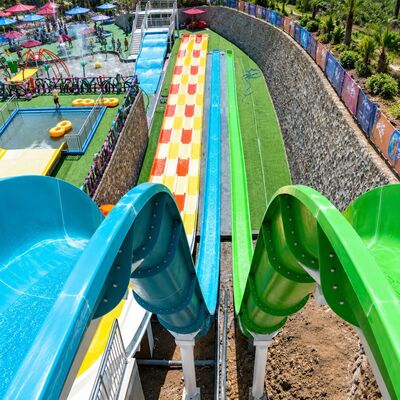 Un bon prix. Toboggan aquatique professionnel multicolore en fibre de verre pour projet de parc aquatique online