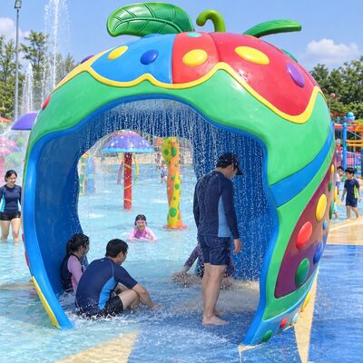 Un bon prix. Tapis de jeu ludique en forme de pomme avec des jeux d'eau, des tunnels et des jets interactifs en ligne